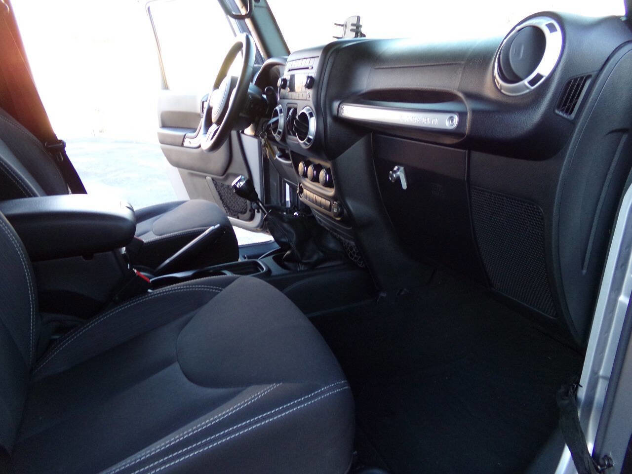 Used 2015 Jeep Wrangler Unlimited Sahara w/ Connectivity Group image 24