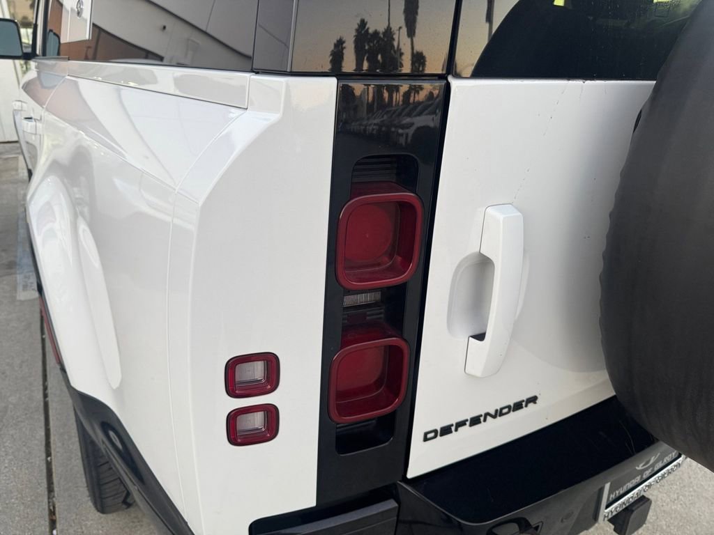 Used 2024 Land Rover Defender 130 X-Dynamic SE image 35
