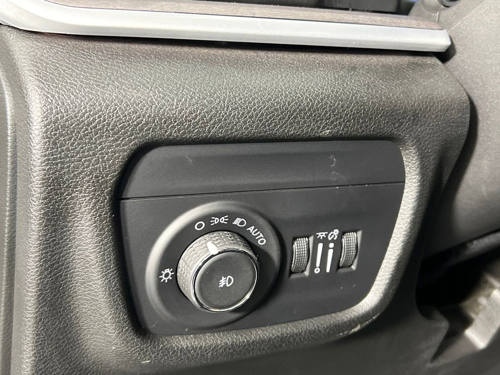 Used 2024 Jeep Grand Cherokee Limited w/ Black Appearance Package image 23