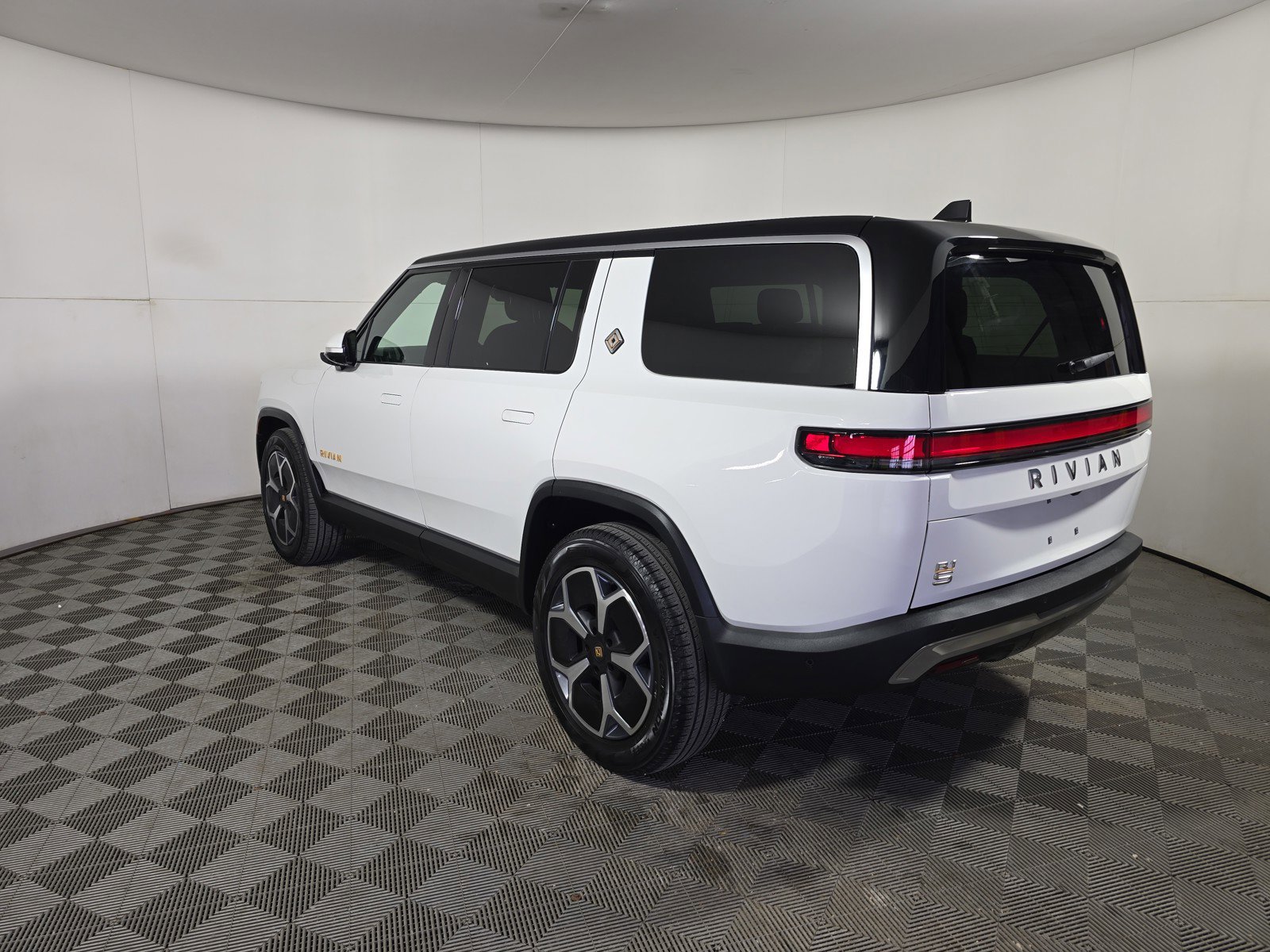 Used 2024 Rivian R1S Adventure AWD/4WD image 3