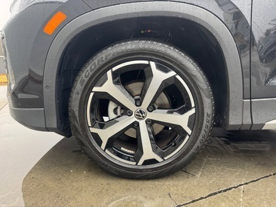 Used 2025 Volkswagen Tiguan SE image 29