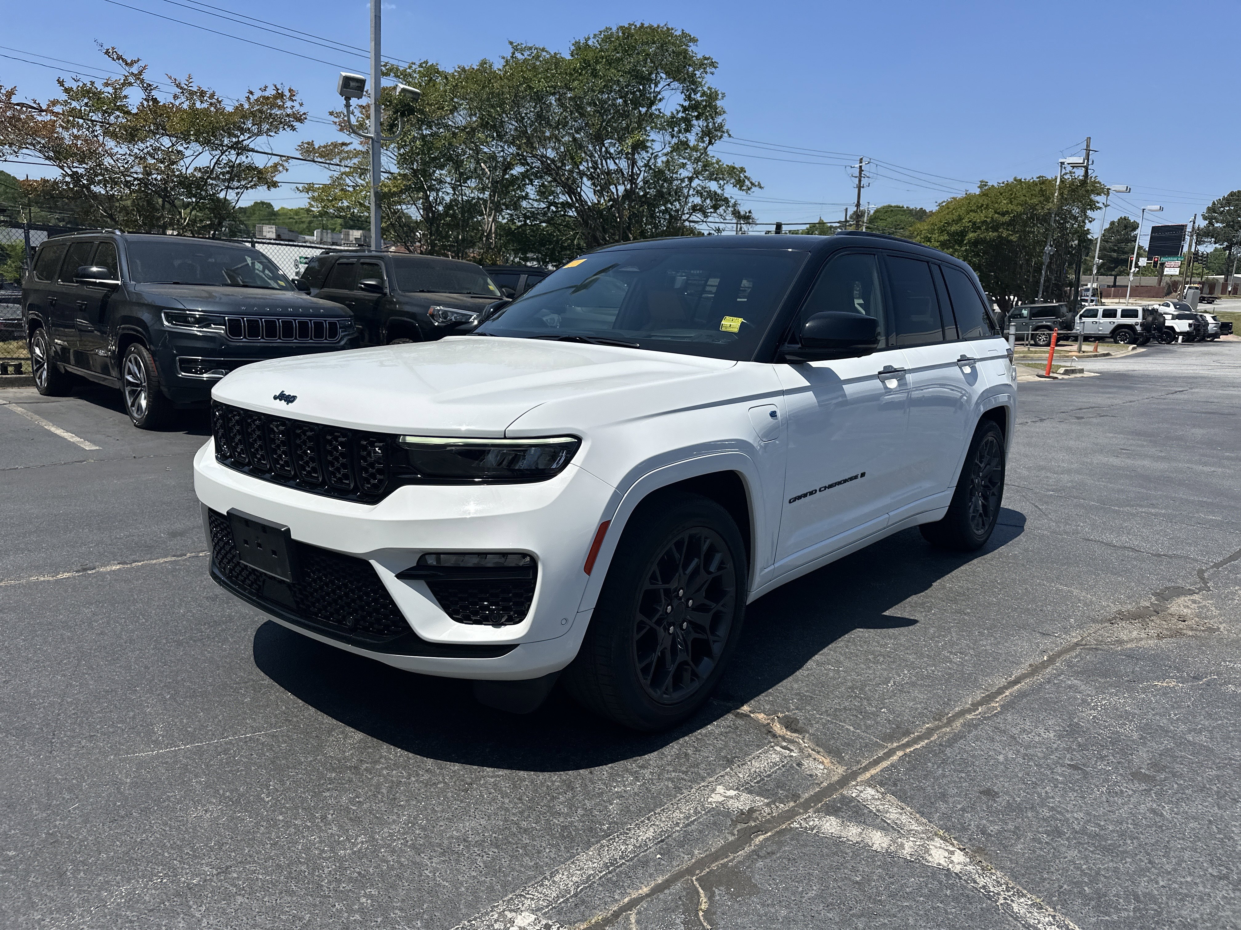 Used 2023 Jeep Grand Cherokee Summit w/ Advanced Protech Group IV AWD/4WD image 5