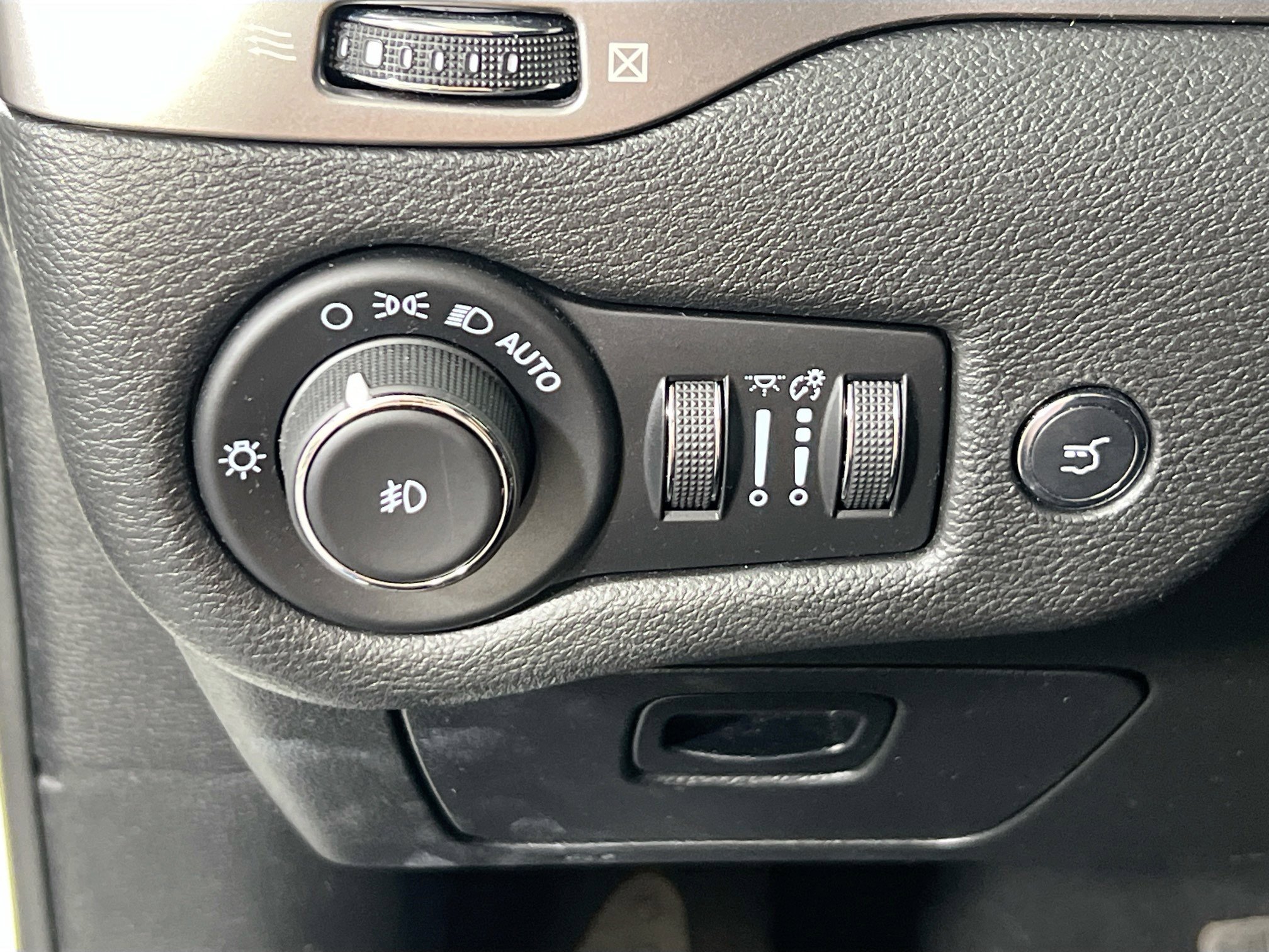 Used 2022 Jeep Cherokee Limited image 10