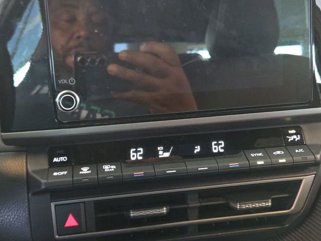 Used 2025 Toyota Camry SE image 18