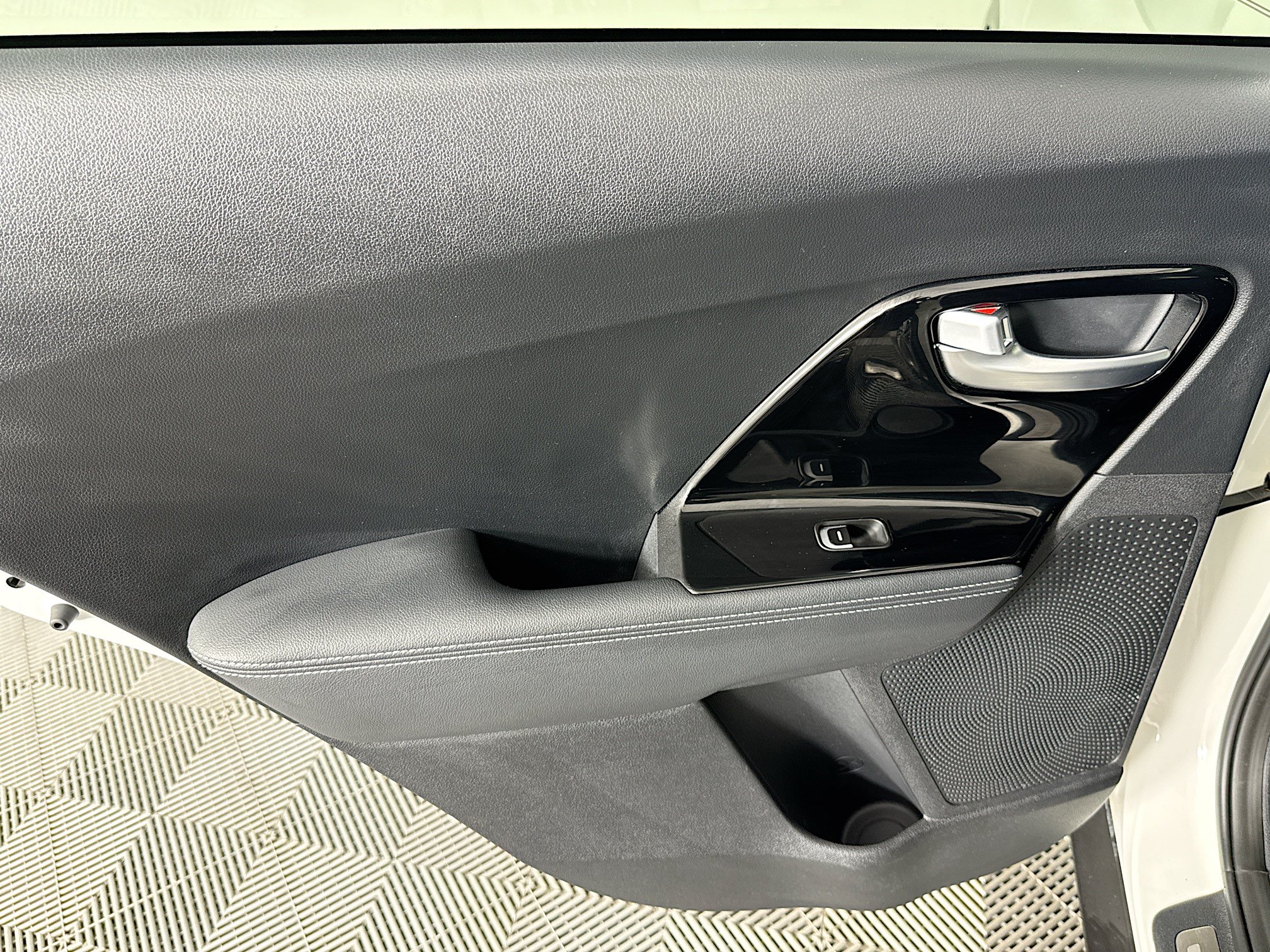 Used 2019 Kia Niro Touring FWD image 24