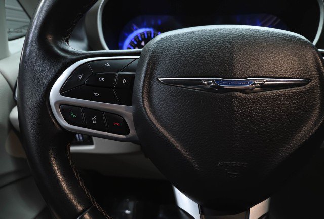 Used 2017 Chrysler Pacifica Touring-L FWD image 25