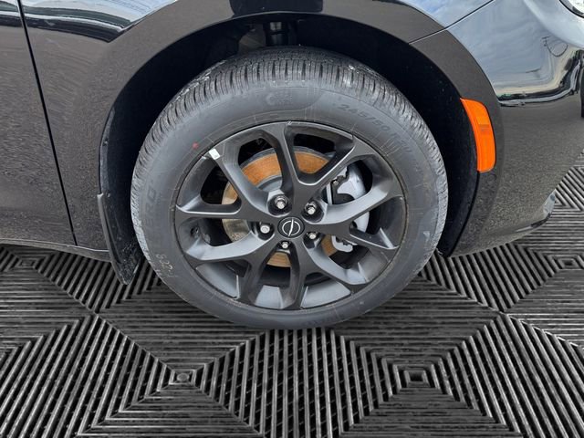 New 2026 Chrysler Pacifica Limited w/ S Appearance Package image 9