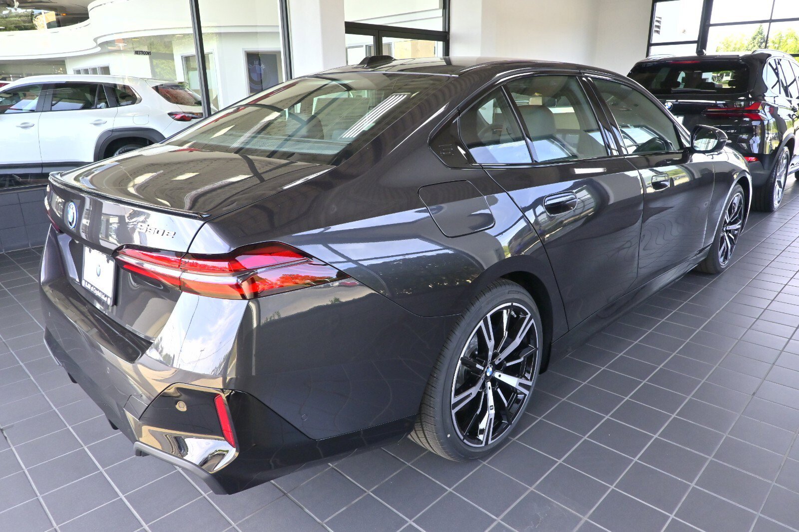 New 2026 BMW 550e xDrive w/ Executive Package image 2