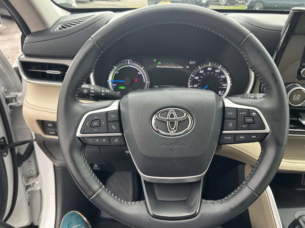 Used 2024 Toyota Highlander XLE AWD/4WD image 32