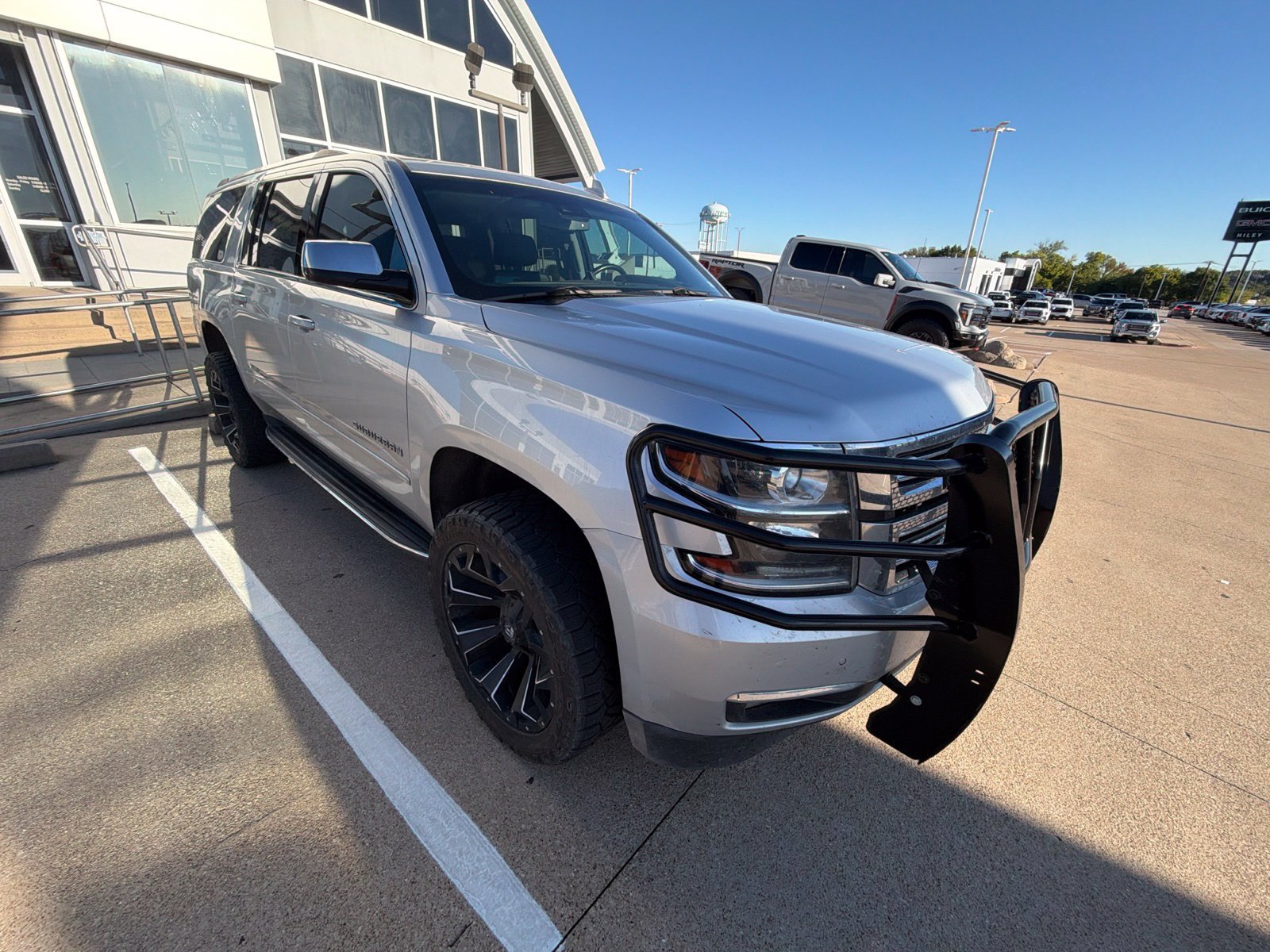 Used 2018 Chevrolet Suburban Premier AWD/4WD image 32