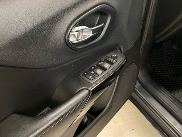 Used 2019 Jeep Cherokee Latitude Plus image 25