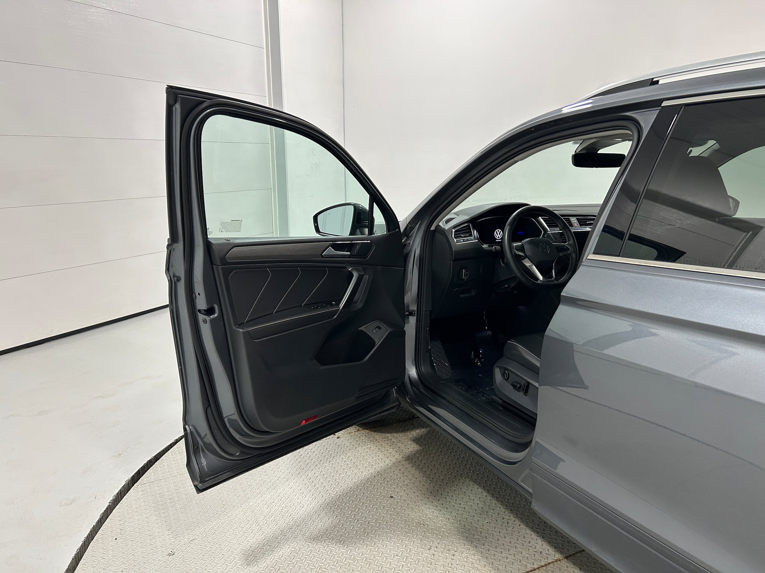 Used 2022 Volkswagen Tiguan SE AWD/4WD image 22