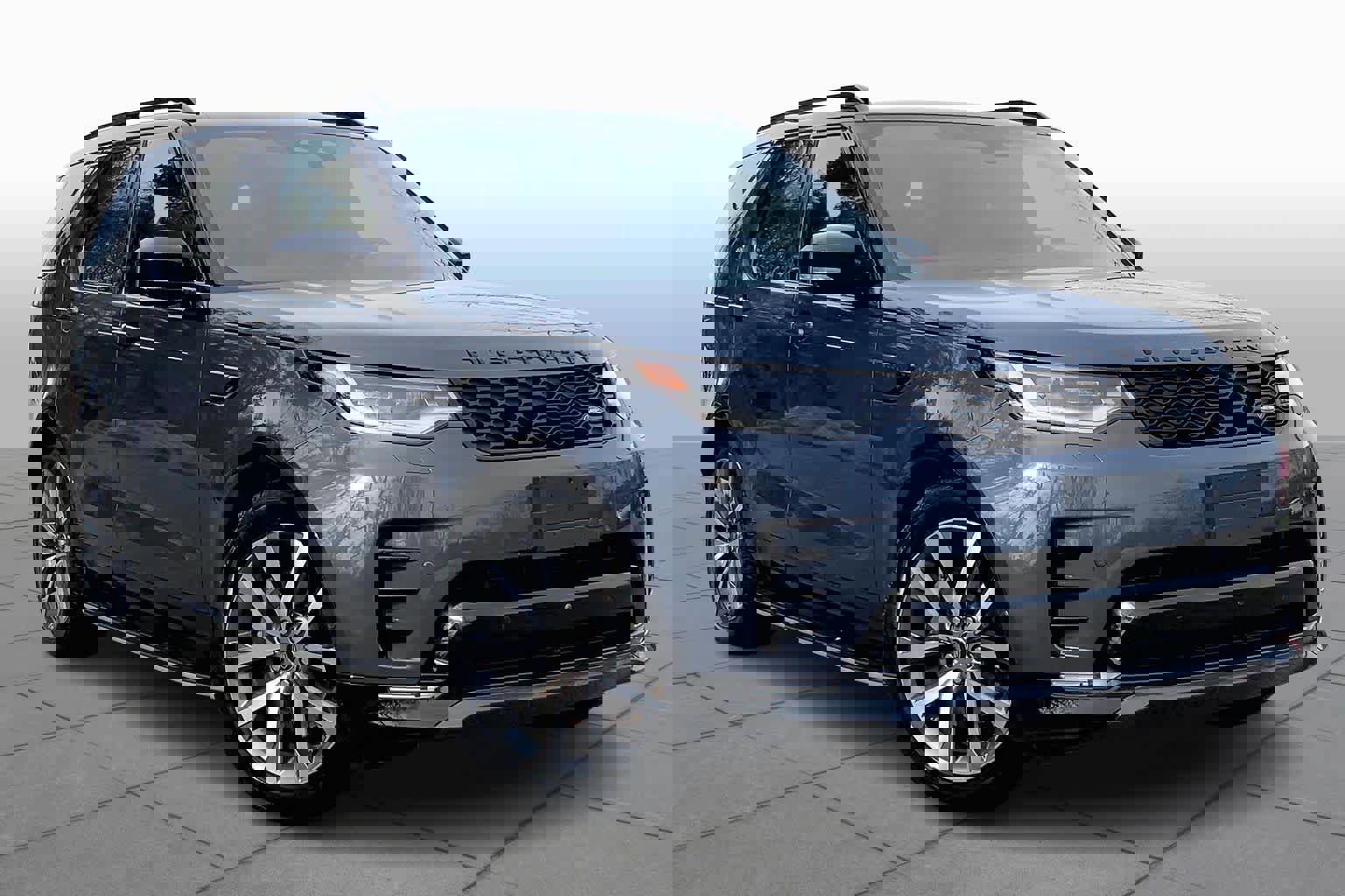 Used 2025 Land Rover Discovery Dynamic SE image 3