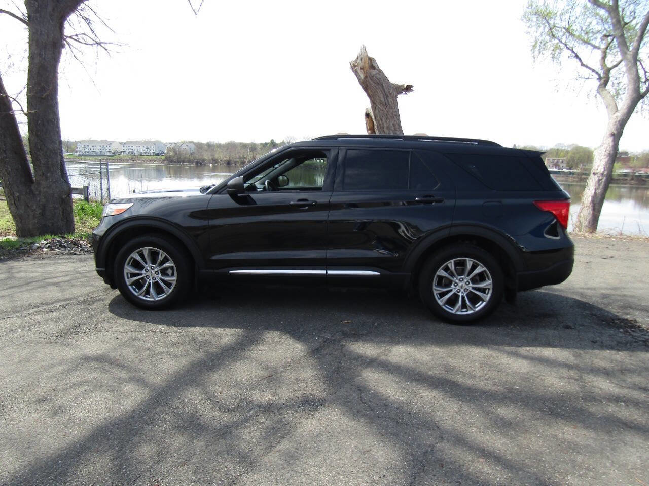 Used 2020 Ford Explorer XLT w/ Equipment Group 202A AWD/4WD image 4