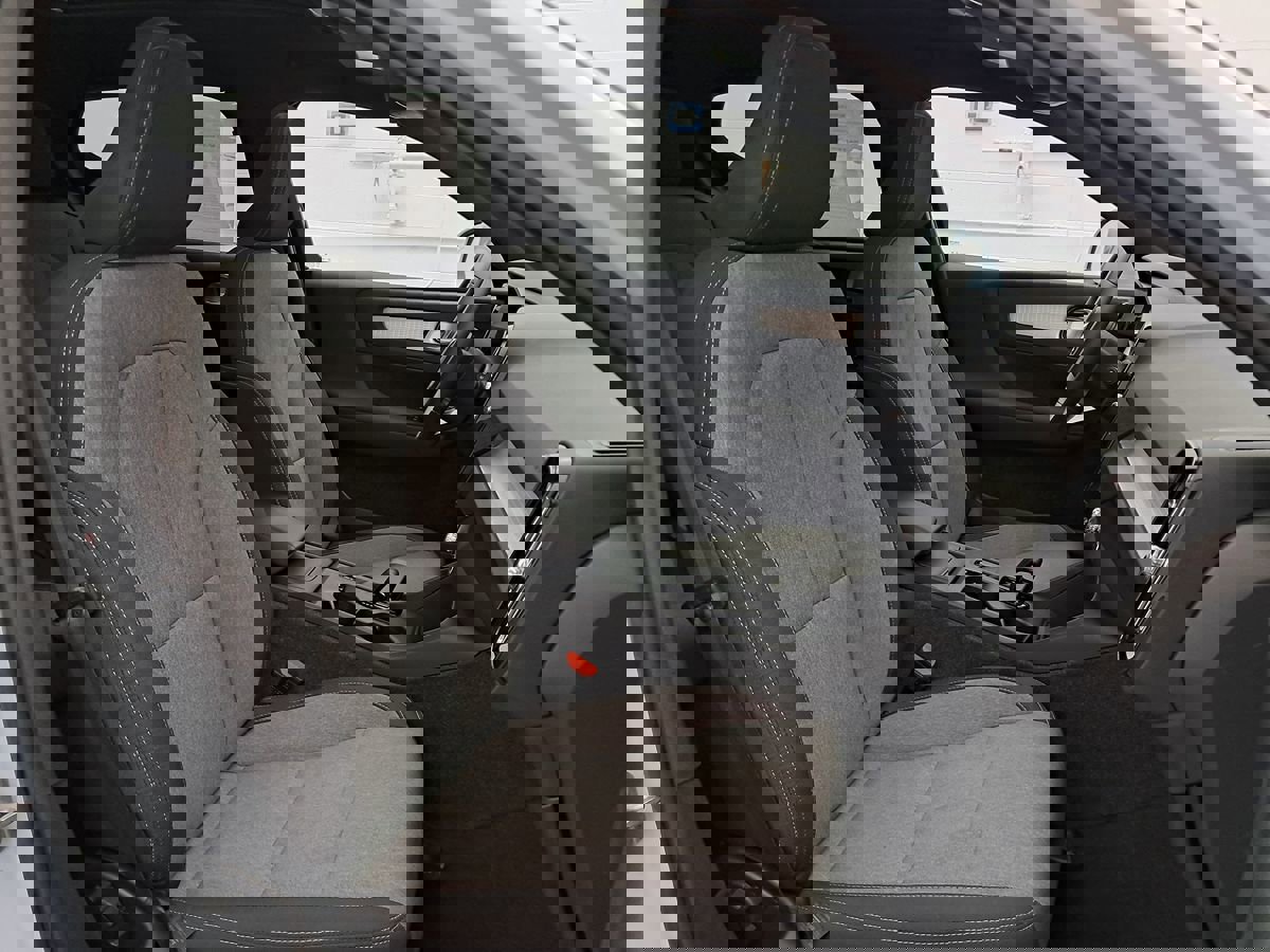 Used 2024 Volvo XC40 B5 Core image 28