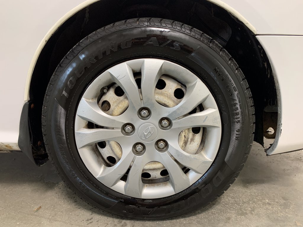 Used 2010 Hyundai Elantra GLS FWD image 12
