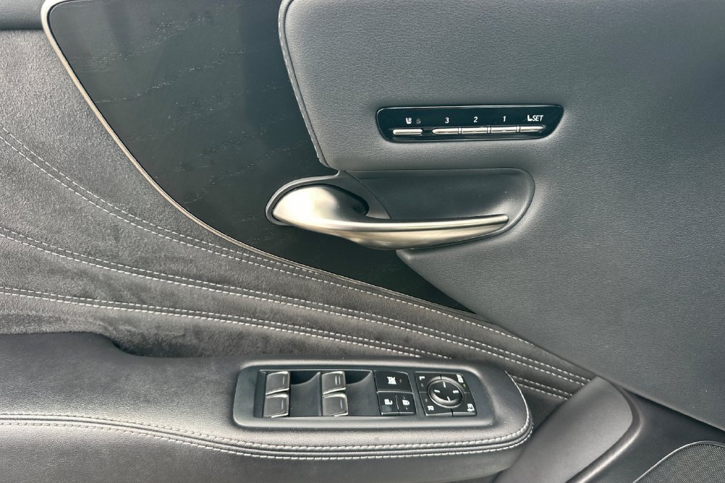 Used 2023 Lexus LS 500 w/ Accessory Package (Z1) RWD image 11