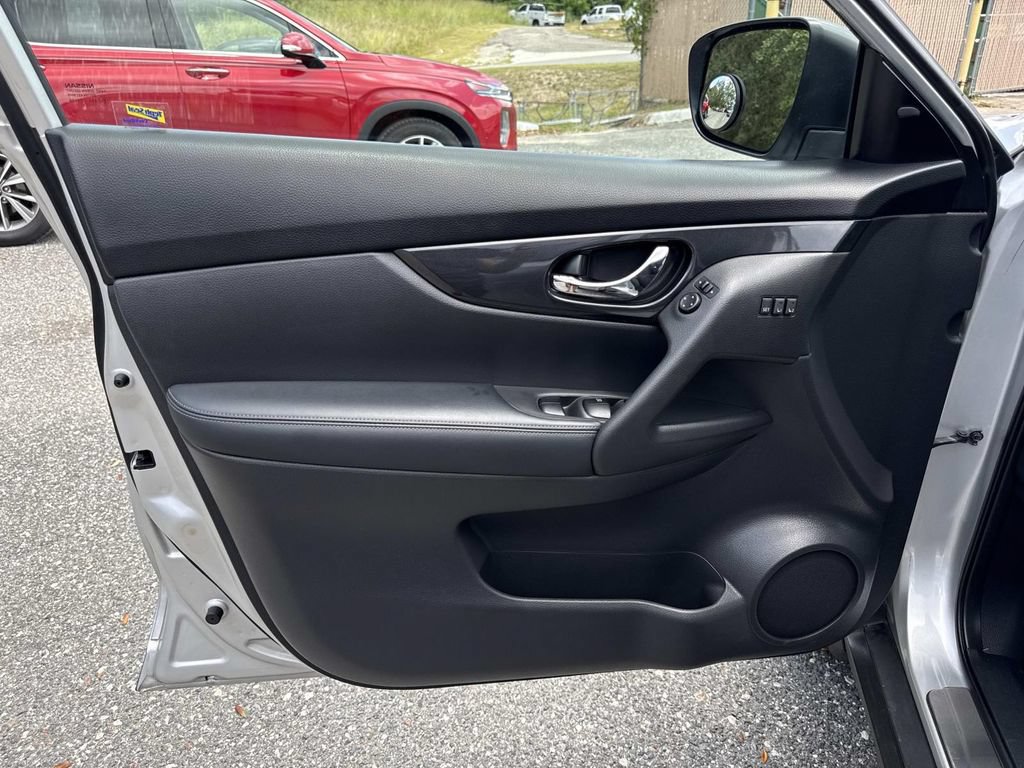 Used 2018 Nissan Rogue SV w/ Premium Package FWD image 18