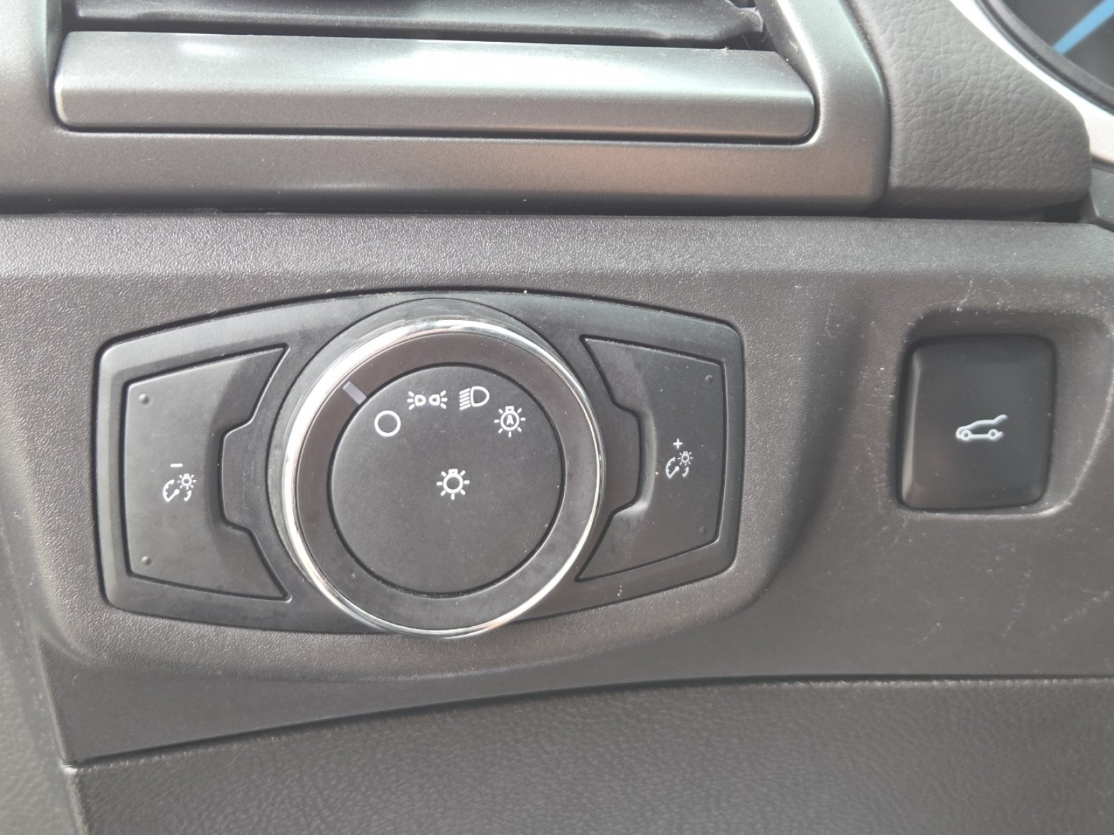 Used 2014 Ford Fusion SE FWD image 29
