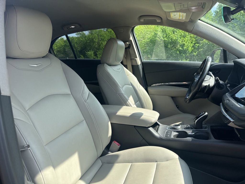 Used 2021 Cadillac XT4 Luxury w/ Cold Weather Package FWD image 5