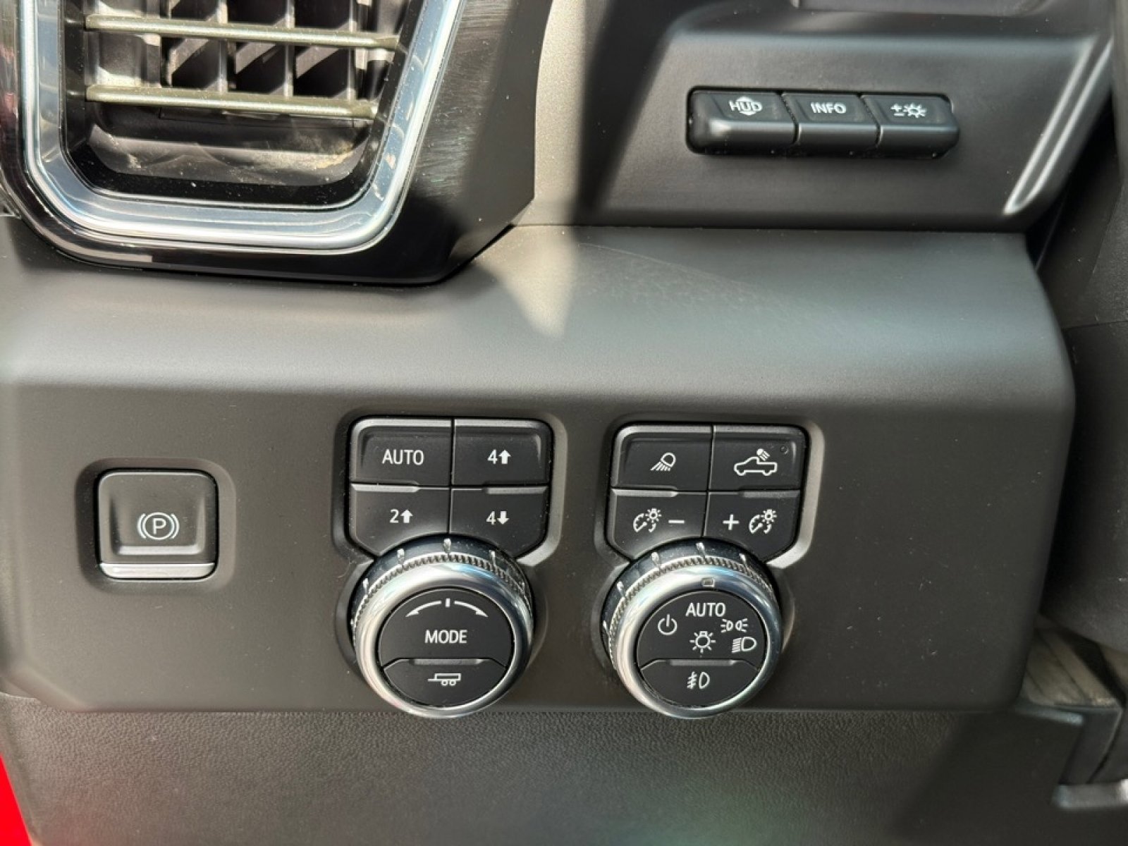 Used 2024 GMC Sierra 3500 Denali w/ Technology Package image 35