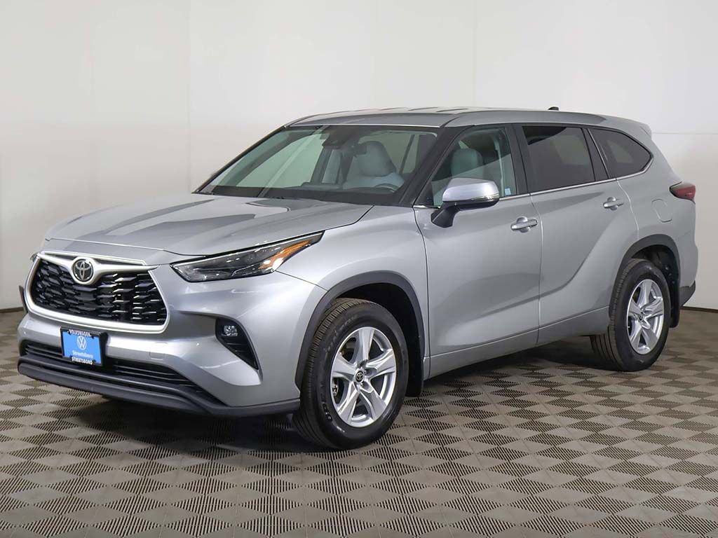 Used 2024 Toyota Highlander LE AWD/4WD image 7