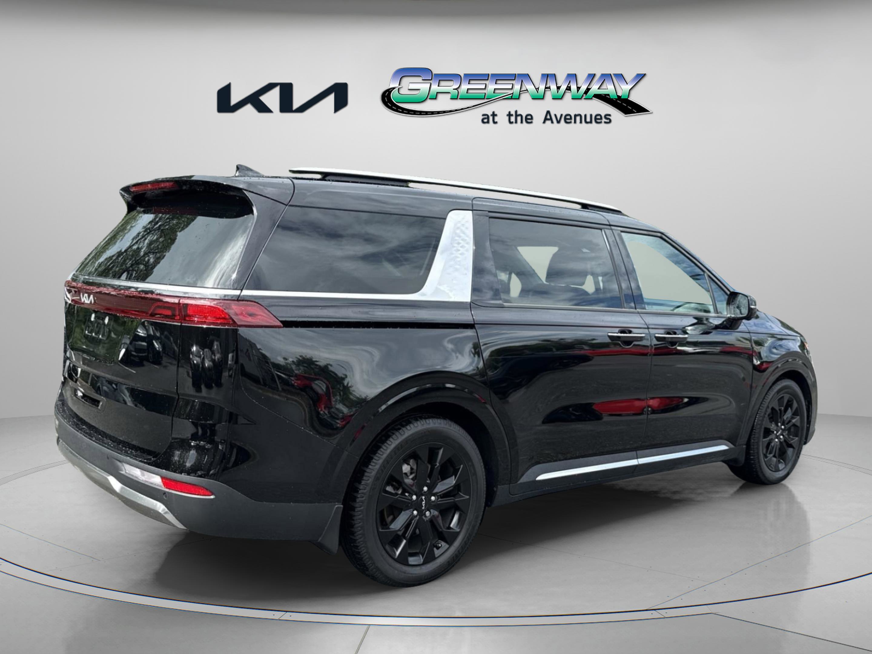 Used 2023 Kia Carnival SX image 4