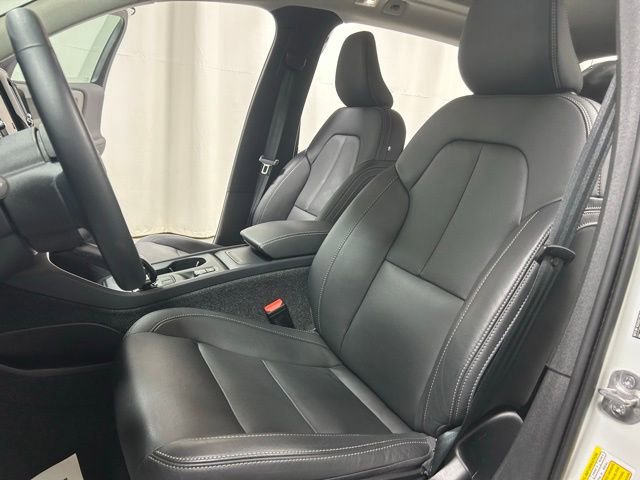 Used 2025 Volvo XC40 B5 Core AWD/4WD image 6