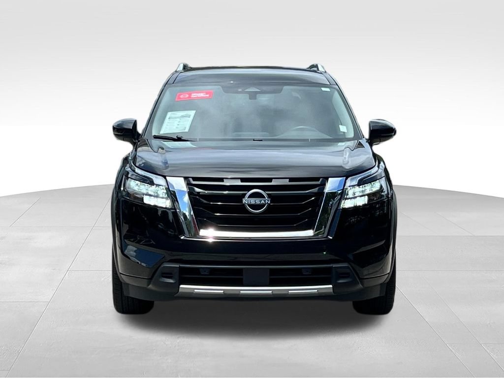 Used 2025 Nissan Pathfinder SL FWD image 2