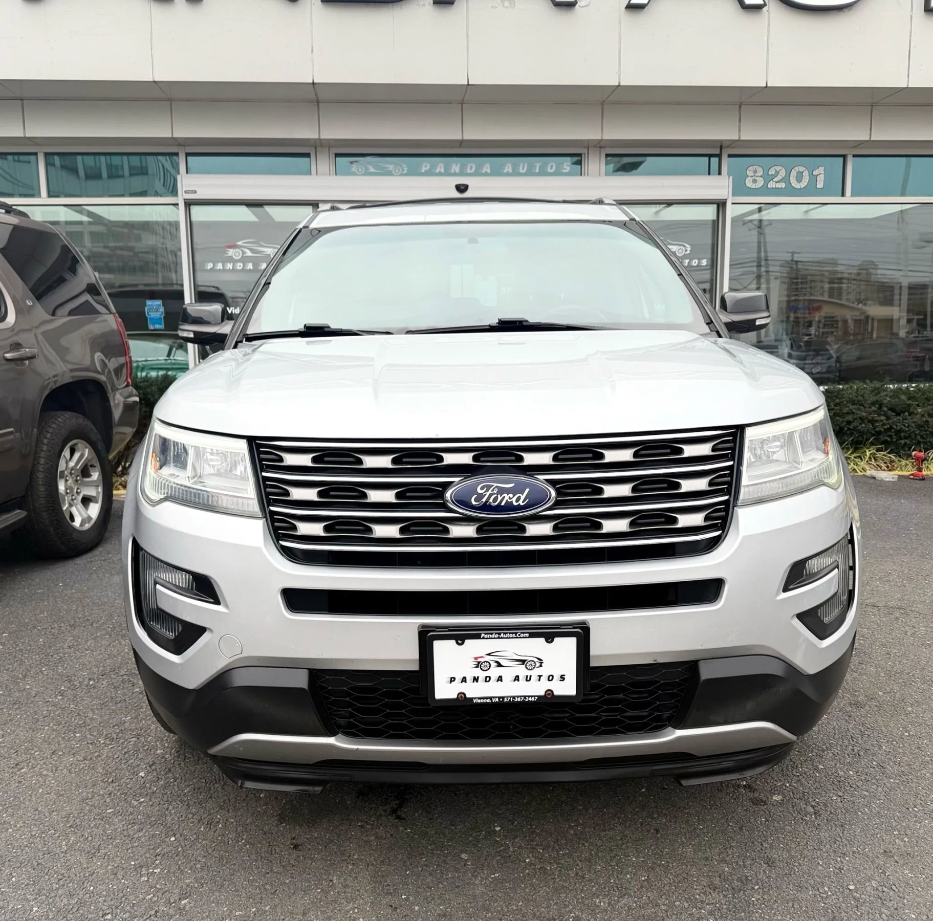 Used 2016 Ford Explorer XLT image 2