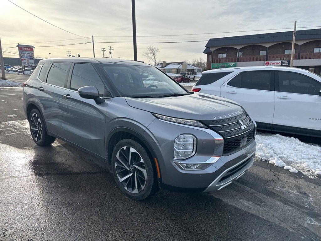 Used 2022 Mitsubishi Outlander SE image 1