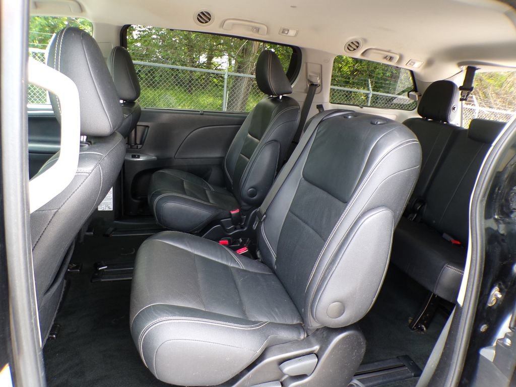 Used 2016 Toyota Sienna SE FWD image 17
