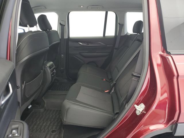Used 2023 Jeep Grand Cherokee Laredo AWD/4WD image 13
