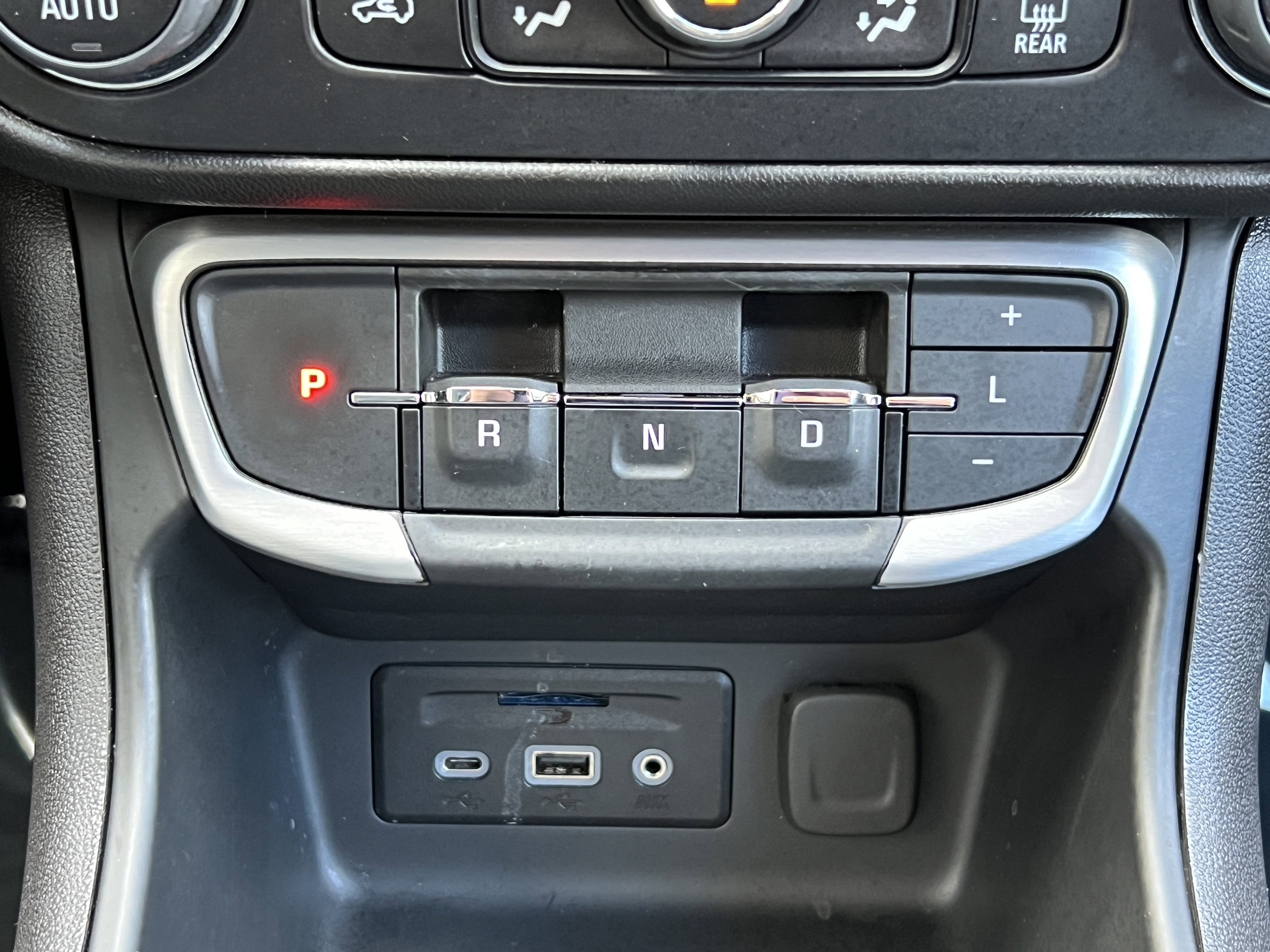 Used 2024 GMC Terrain SLT image 30