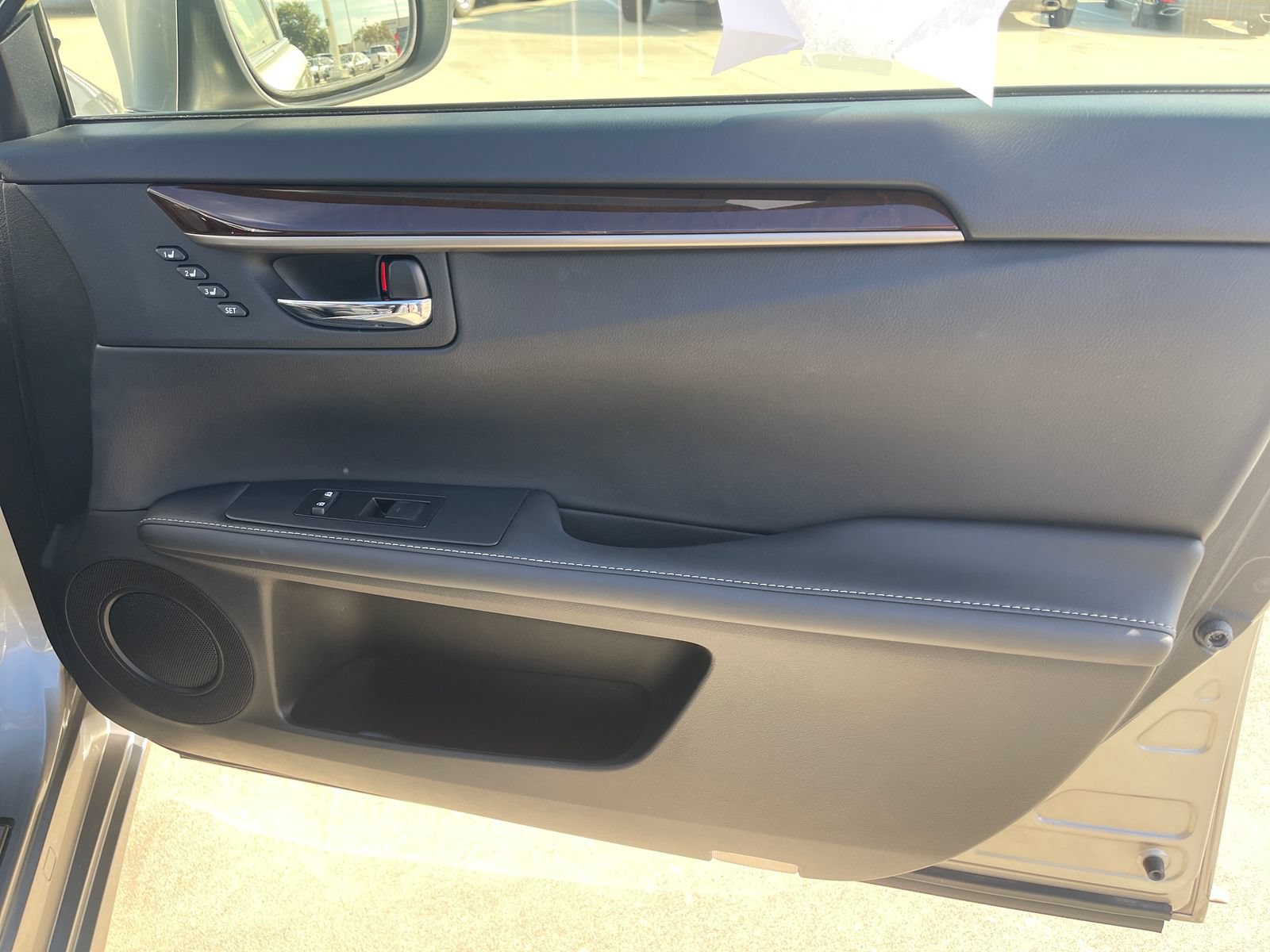 Used 2015 Lexus ES 350 w/ Ultra Luxury Package FWD image 13