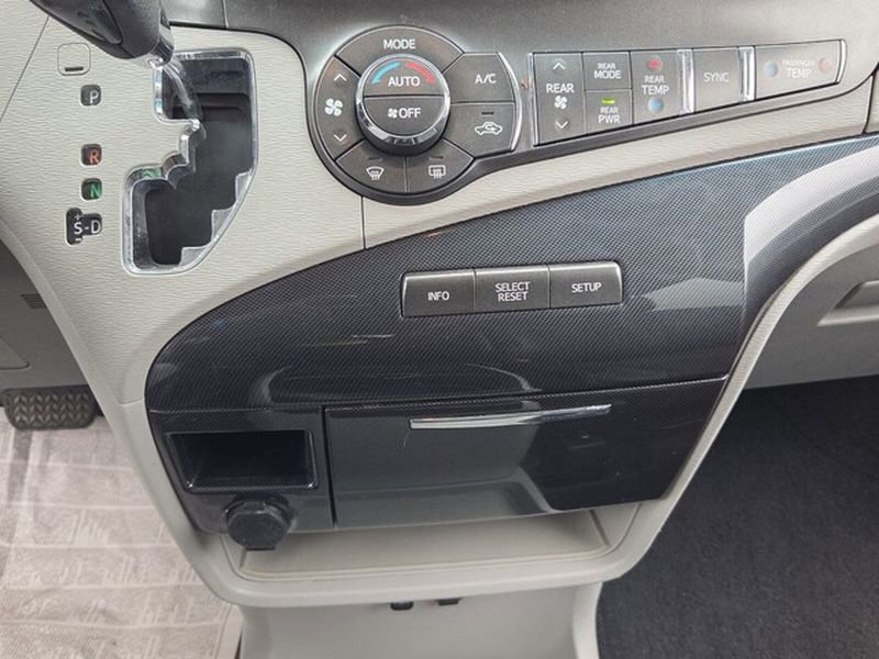 Used 2014 Toyota Sienna SE FWD image 20
