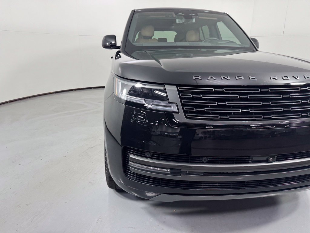 Used 2025 Land Rover Range Rover SE AWD/4WD image 3