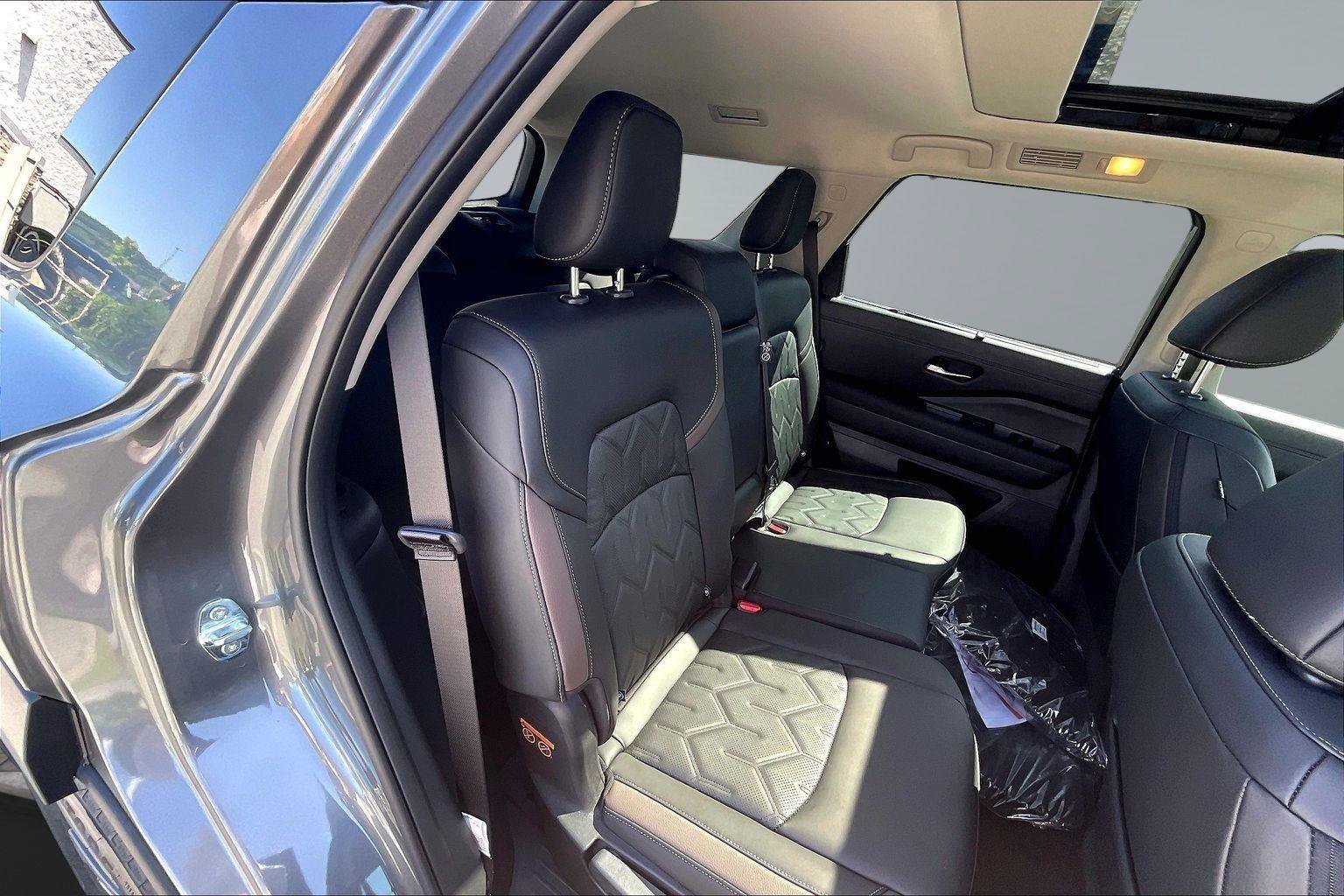 New 2026 Nissan Pathfinder Platinum w/ Accent Package AWD/4WD image 9