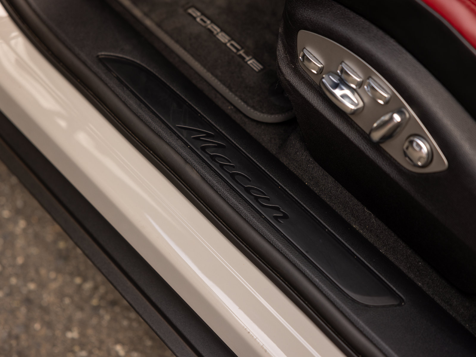 Certified 2026 Porsche Macan AWD/4WD image 28