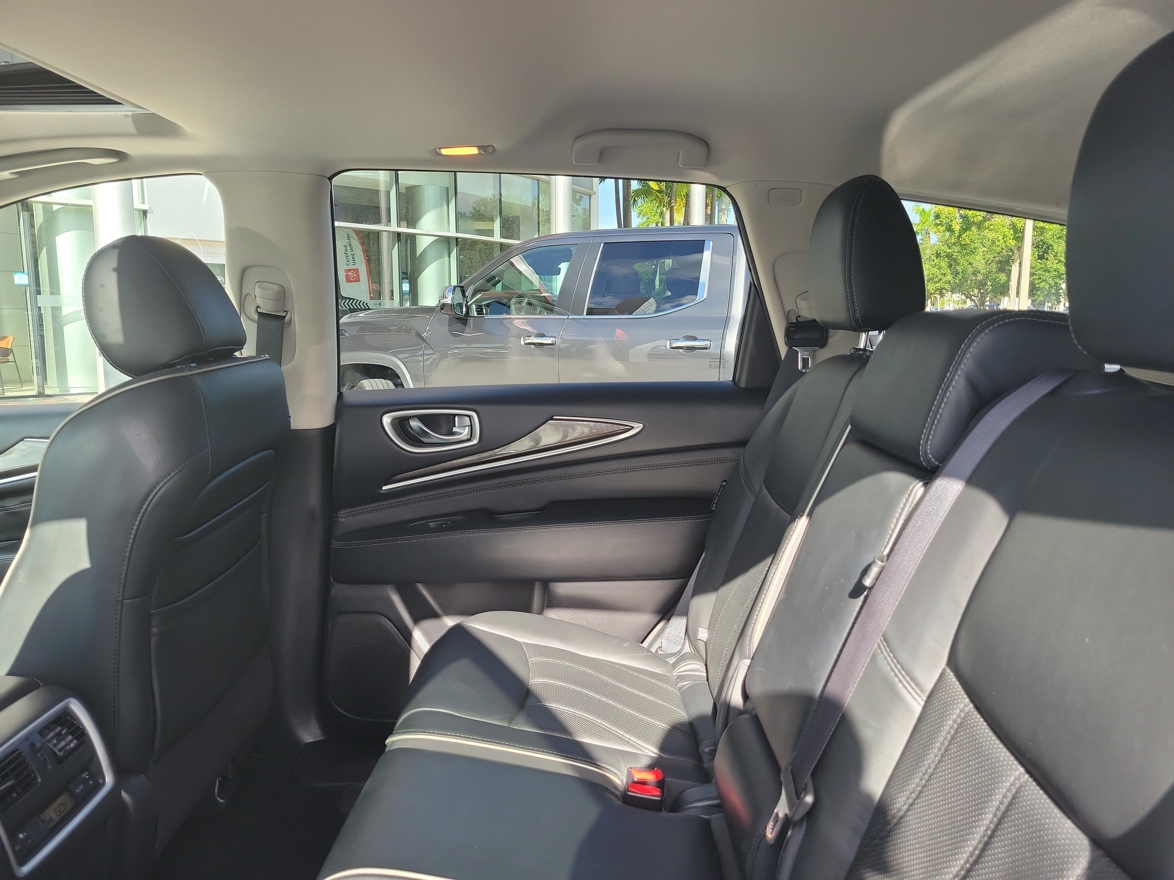 Used 2020 INFINITI QX60 Luxe w/ Essential Package FWD image 16