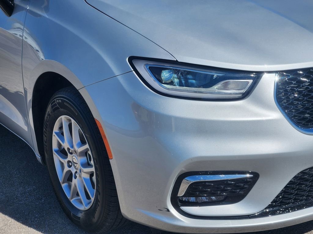 Used 2024 Chrysler Pacifica Touring-L image 9