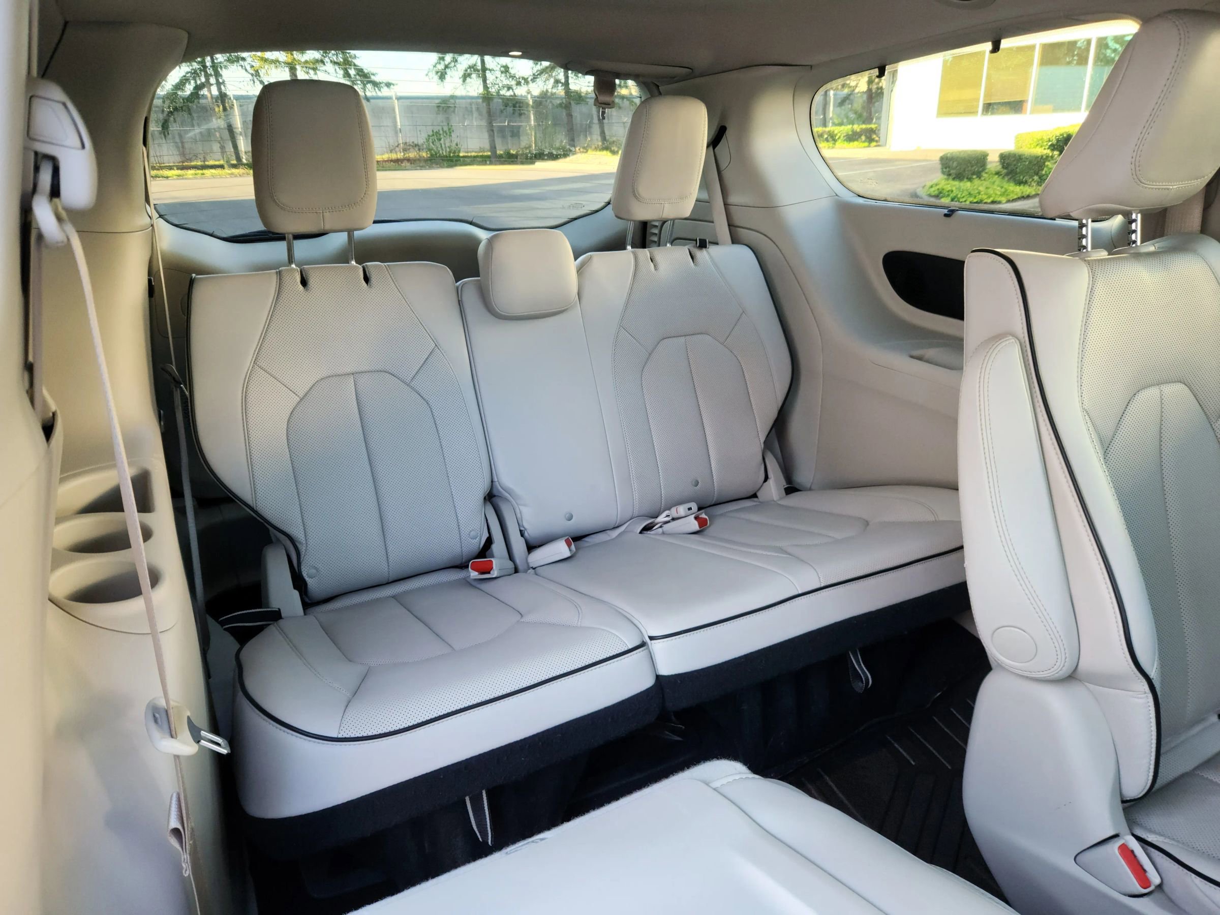 Used 2021 Chrysler Pacifica Limited w/ Uconnect Theater Family Group image 23