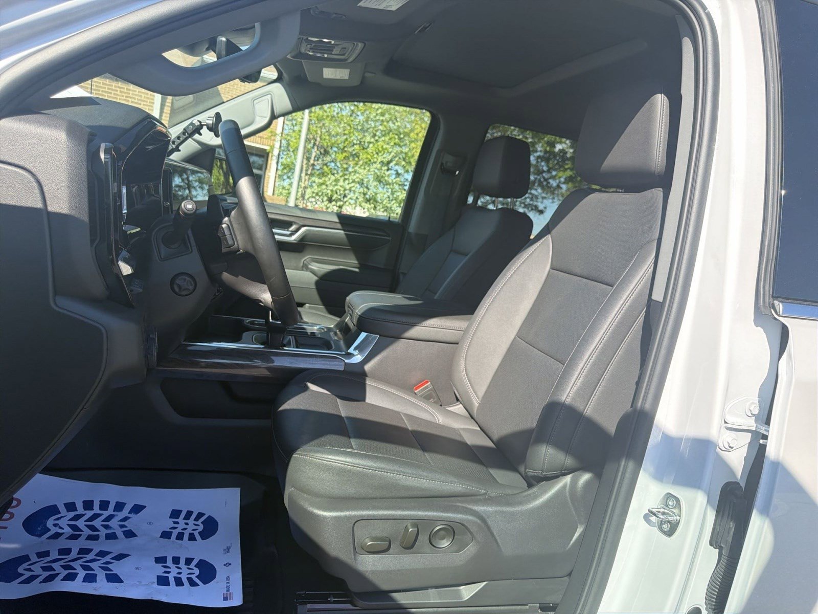 Used 2024 Chevrolet Silverado 1500 LTZ w/ Technology Package AWD/4WD image 21
