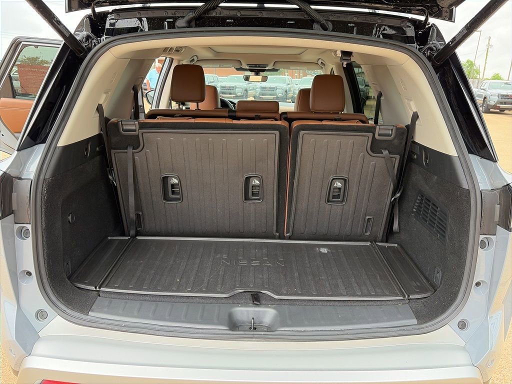 Used 2025 Nissan Pathfinder Platinum w/ Cargo Package image 9