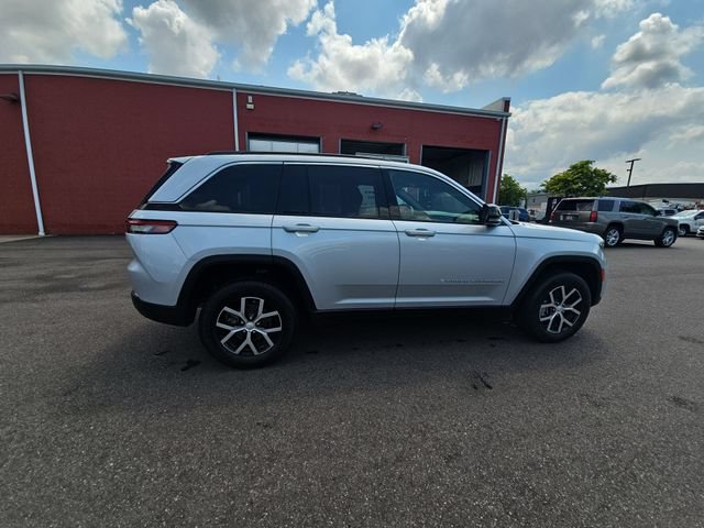 Used 2024 Jeep Grand Cherokee Limited AWD/4WD image 10