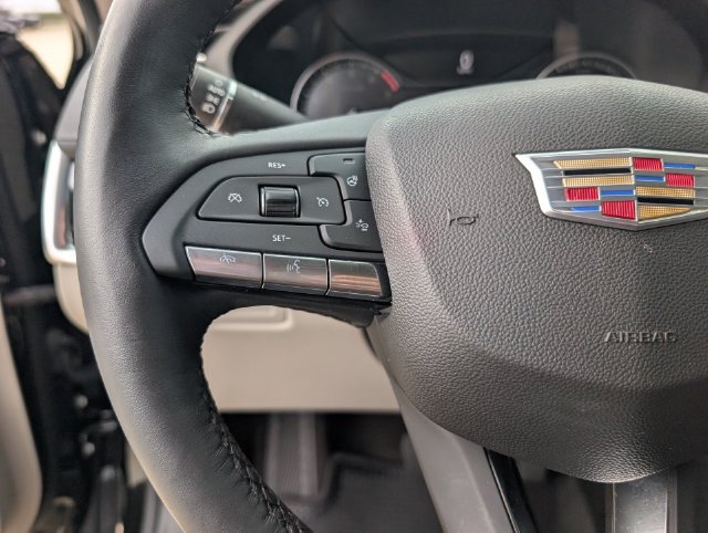 Used 2022 Cadillac XT4 Luxury w/ Cold Weather Package FWD image 13
