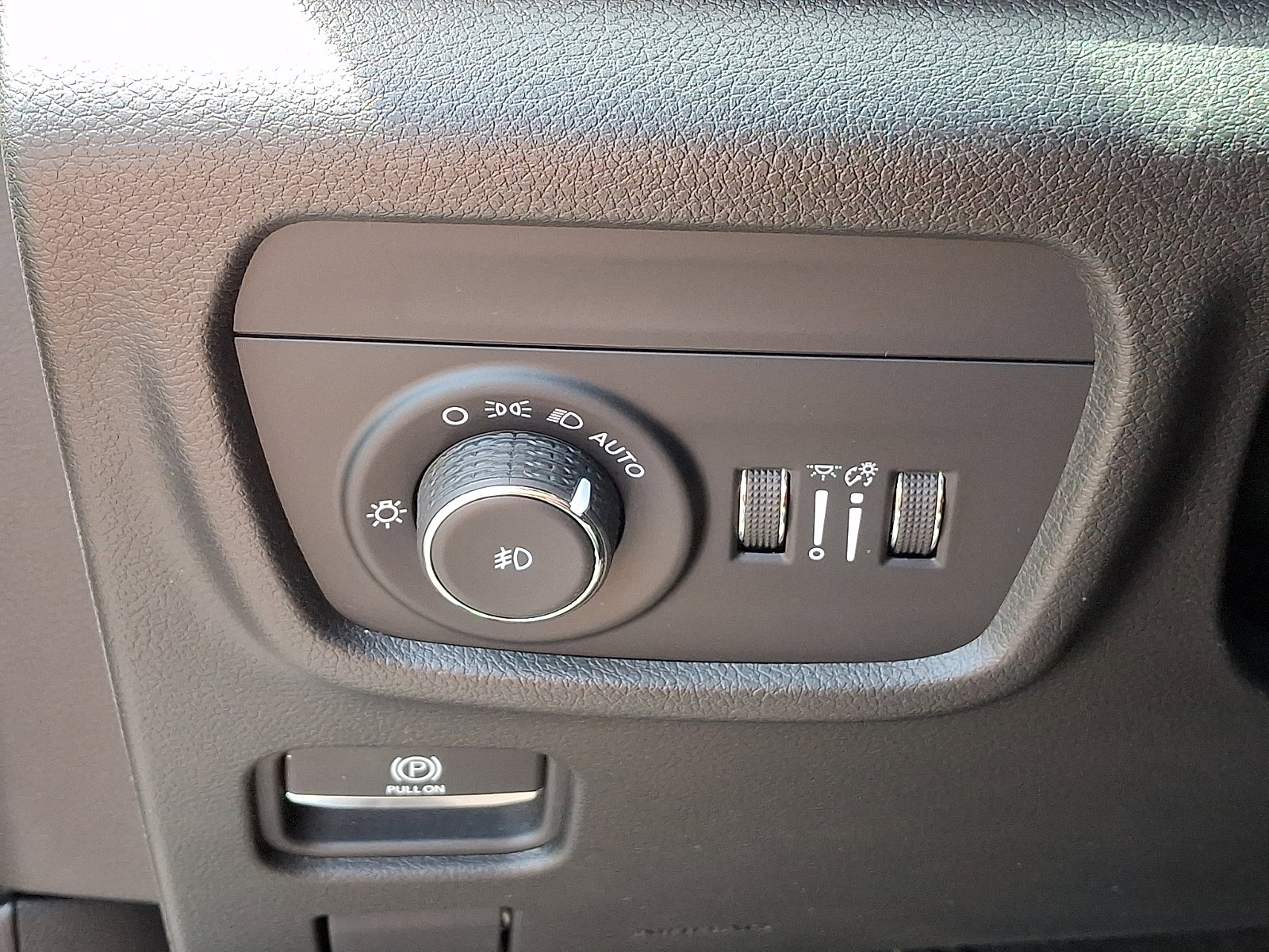 Used 2022 Jeep Grand Cherokee Overland w/ Luxury Tech Group IV AWD/4WD image 28