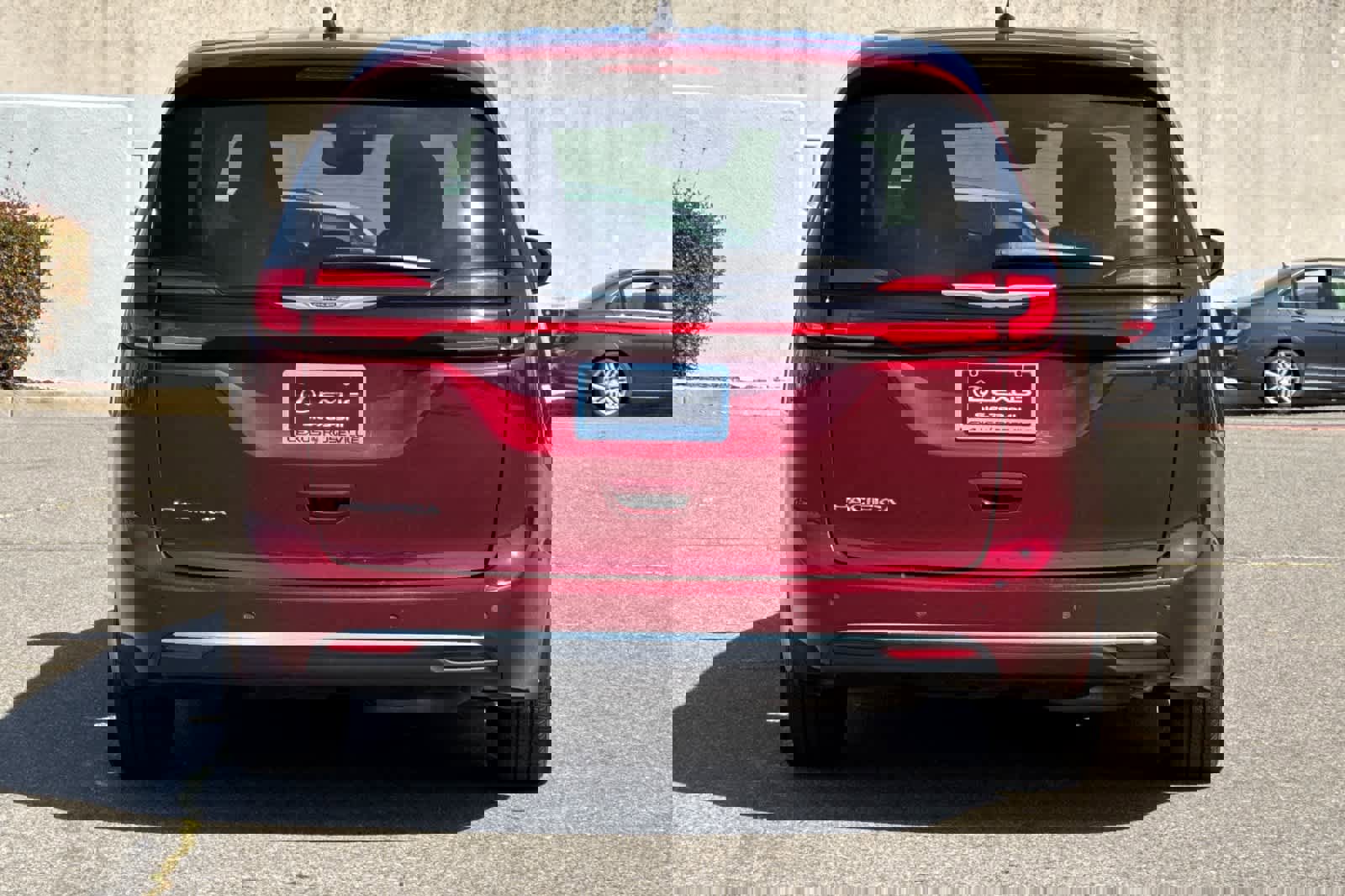 Used 2023 Chrysler Pacifica Touring-L image 8