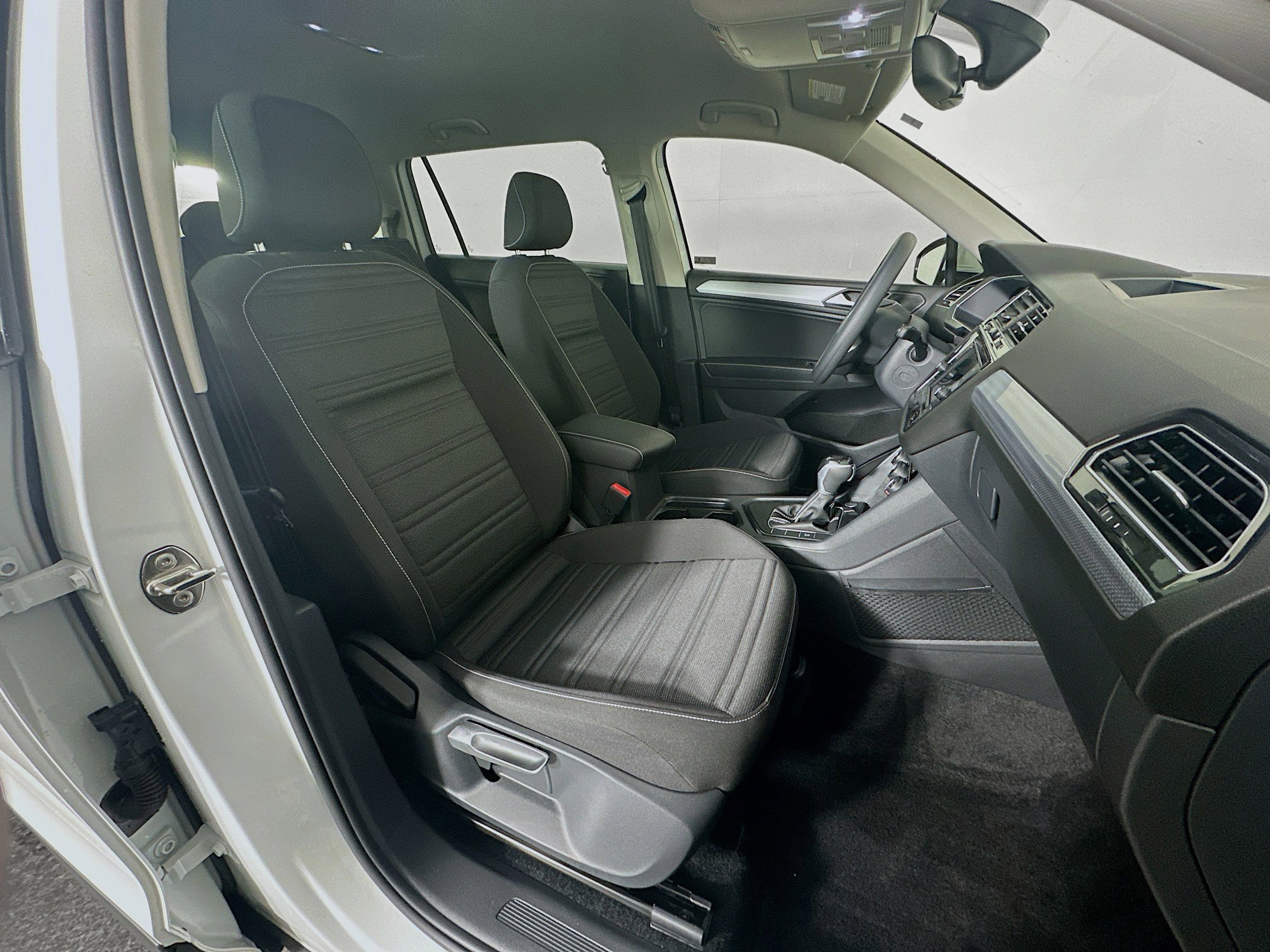 Used 2023 Volkswagen Tiguan S image 28