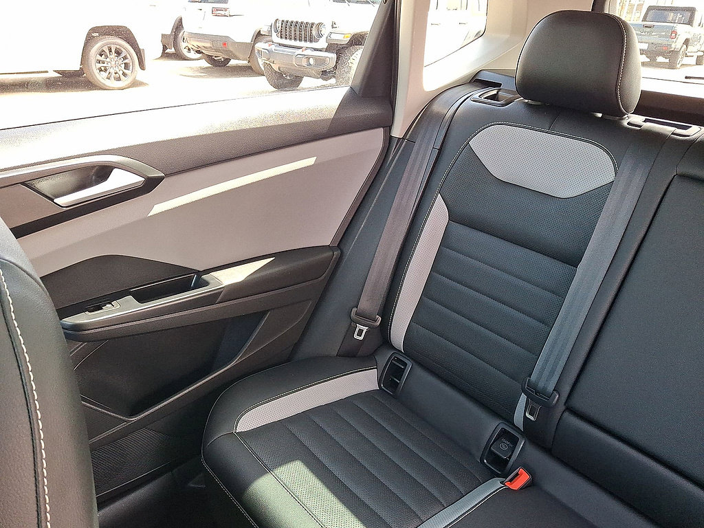 Used 2022 Volkswagen Taos SEL w/ Panoramic Sunroof Package AWD/4WD image 12